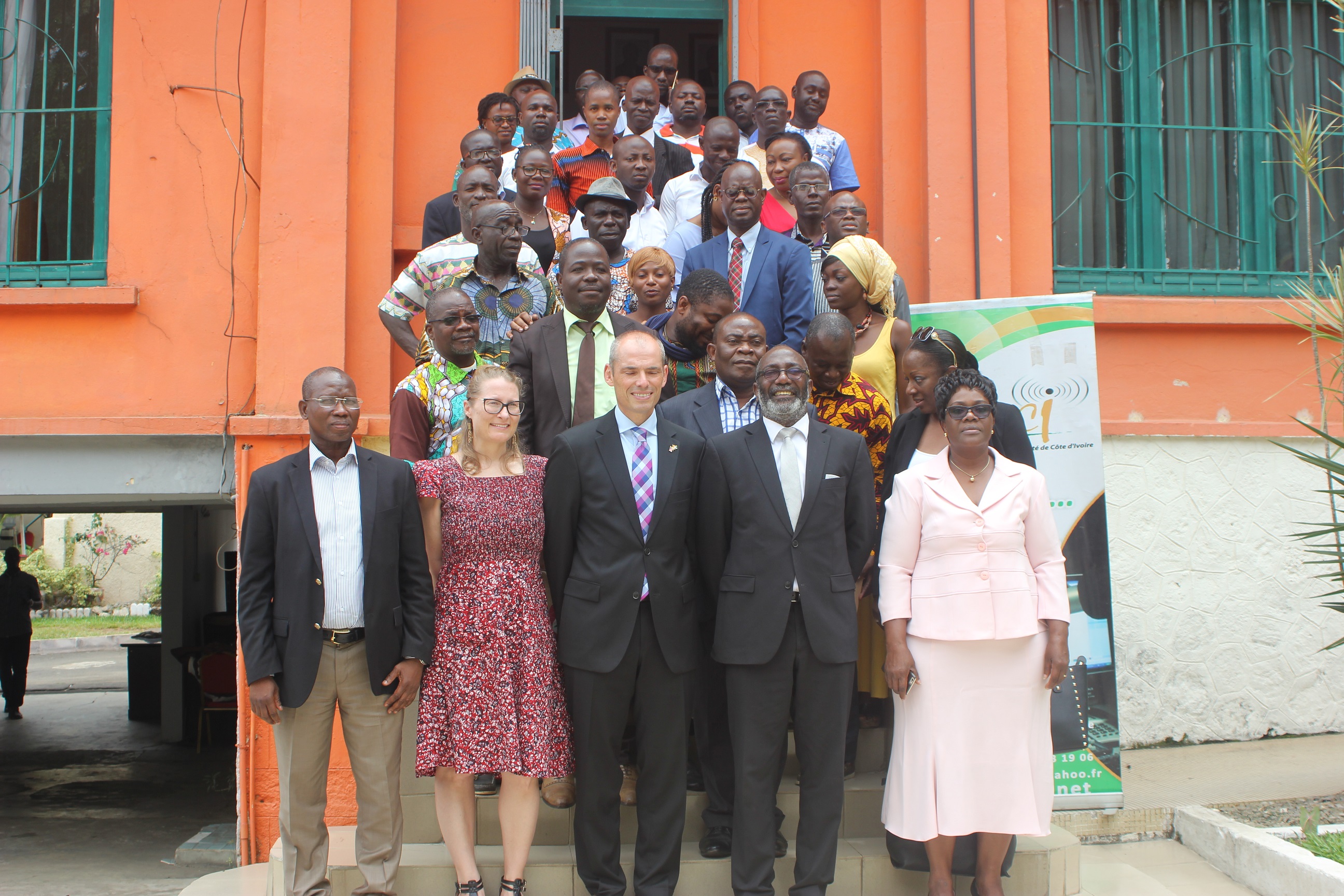 Le projet Radio synergie, Etats-Unis/Côte d'Ivoire offre du matériel informatique à 50 Radios.